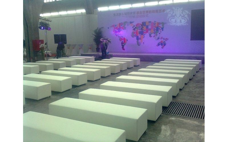 上海浦东某运动现场三人长条沙发运动会场