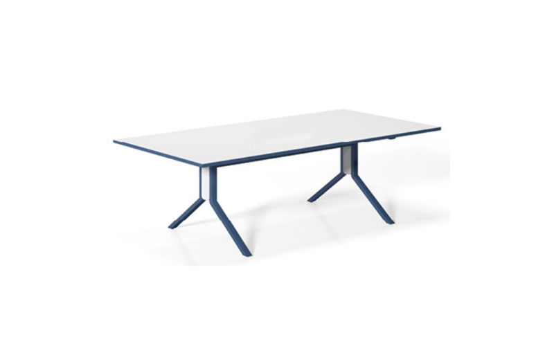 白色长款简约聚会桌